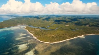 Hava güzel bir plaj tropikal bir adada görüntüleyin. Filipinler, Siargao.