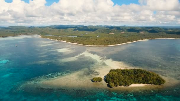 Letecký pohled krásné pláže na tropickém ostrově. Filipíny, Siargao. — Stock video