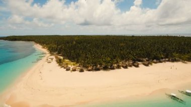 Havadan görünümü güzel plaj tropikal adada. DACO Adası, Filipinler, Siargao.