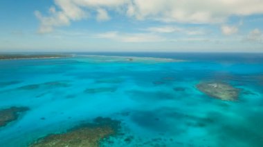Tropik ada, plaj, kayalar ve dalgalar deniz manzarası. Siargao, Türkiye.