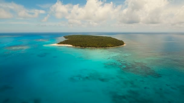 Vista aérea hermosa playa en la isla tropical. Isla de Daco, Filipinas, Siargao . — Vídeo de stock