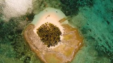 Havadan görünümü güzel plaj tropikal adada. Guyam Adası, Filipinler, Siargao.
