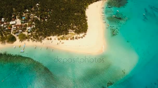 Vista aérea hermosa playa en la isla tropical. Isla de Daco, Filipinas, Siargao . — Vídeo de stock