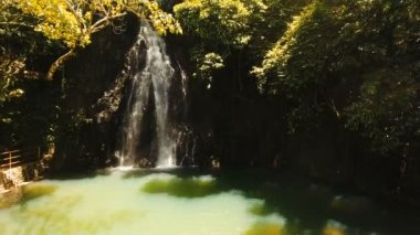 Güzel tropik şelale. Filipinler Siargao Adası.