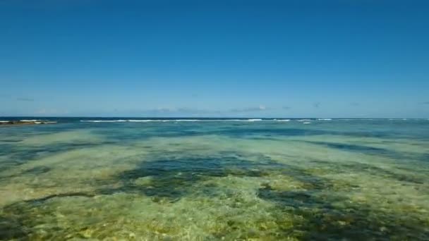 Вода поверхні пташиного польоту. Острів Siargao Філіппіни. — стокове відео