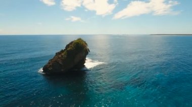 Mavi deniz taş, cliff. Philippines,Siargao.Aerial görünüm.