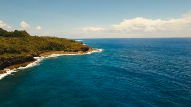 A légi felvétel a sziklák és a hullám. Fülöp-szigetek, Siargao. — Stock videók