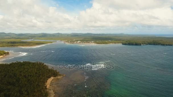 Paisaje marino con isla tropical, playa, rocas y olas. Siargao, Filipinas . — Vídeo de stock