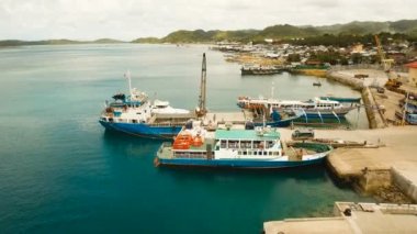 Kargo ve yolcu Dapa şehir havadan görünümü limanında transit. Siargao Adası, Filipinler.