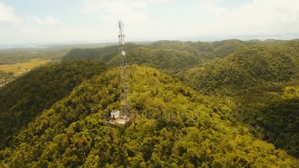 Torre de sinal de telefone entre a floresta verde e montanhas. Vista aérea. Siargao ilha Filipinas . — Vídeo de Stock