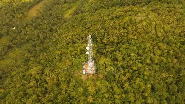Τηλέφωνο πύργο σημάτων ανάμεσα σε καταπράσινο δάσος και τα βουνά. Εναέρια άποψη. Siargao νησί Φιλιππίνες. — Αρχείο Βίντεο