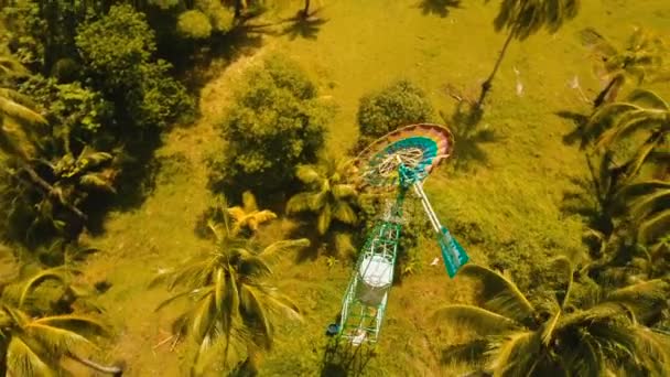 Pequena turbina eólica em campos agrícolas. Filipinas, Siargao . — Vídeo de Stock