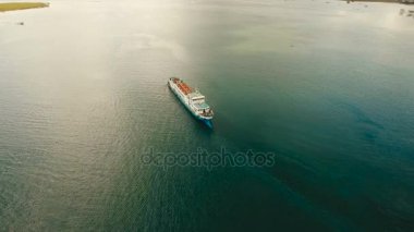 Hava Kargo ve yolcu gemileri denizde. Filipinler, Siargao.