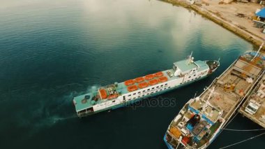 Kargo ve yolcu Dapa şehir havadan görünümü limanında transit. Siargao Adası, Filipinler.