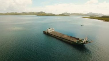 Kargo ve yolcu Dapa şehir havadan görünümü limanında transit. Siargao Adası, Filipinler.