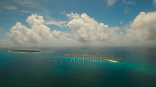 Вид с воздуха красивый пляж на тропическом острове. Остров Дако, Филиппины, Сиаргао . — стоковое видео