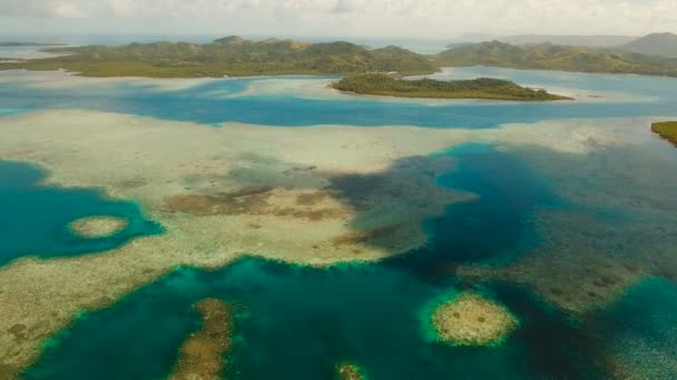鸟瞰图热带环礁湖、 大海、 沙滩。热带小岛。锡亚高，菲律宾. — 图库视频影像