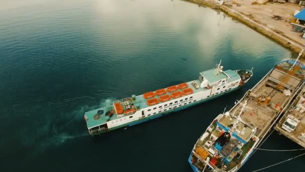 Vracht- en passagiersschepen transit poort in Dapa Luchtfoto uitzicht op de stad. Siargao island, Filippijnen. — Stockvideo