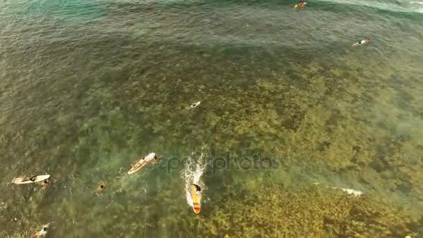 Surfistas de vista aérea en las ondas.Siargao, Filipinas. Nube 9 . — Vídeo de stock