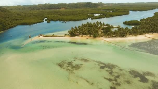 Vista aérea hermosa playa en una isla tropical. Filipinas, Siargao . — Vídeo de stock