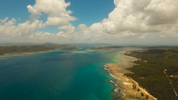 Havadan görünümü tropikal lagün, deniz, plaj. Tropik ada. Siargao, Türkiye. — Stok video