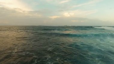 Su yüzey havadan görünümü. Siargao Adası Filipinler.