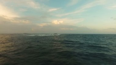 Su yüzey havadan görünümü. Siargao Adası Filipinler.