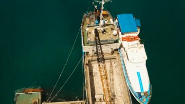 Kargo ve yolcu Dapa şehir havadan görünümü limanında transit. Siargao Adası, Filipinler.