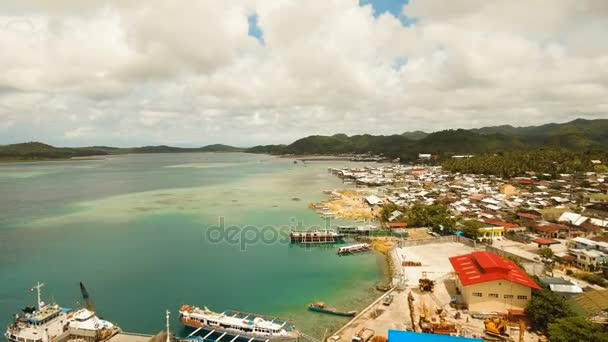 Puerto de tránsito de carga y pasajeros en la ciudad de Dapa vista aérea. Isla de Siargao, Filipinas . — Vídeos de Stock