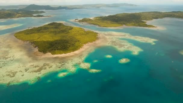 Вид с воздуха тропическая лагуна, море, пляж. Тропический остров. Сиаргао, Филиппины . — стоковое видео