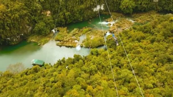 Attraktion zipline i djungeln på ön Bohol, Filippinerna. — Stockvideo