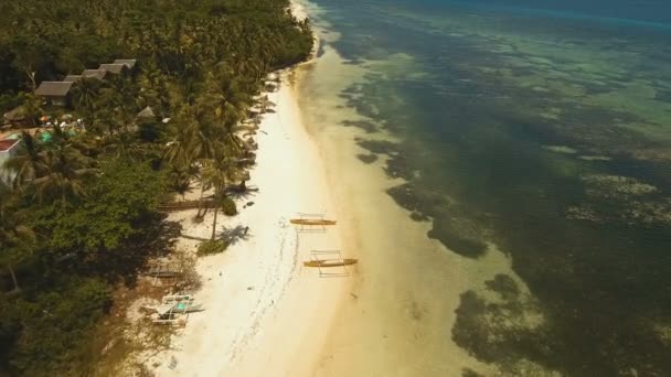 Hava güzel bir plaj tropikal bir adada görüntüleyin. Filipinler, Anda alan. — Stok video