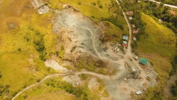 Graafmachine ladingen vrachtwagen in steengroeve. Filippijnen, Bohol. — Stockvideo