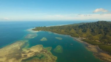 Havadan görünümü tropikal lagün, deniz, plaj. Tropik ada. Bohol, Filipinler.