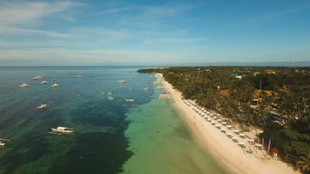 Flygfoto vacker Alona stranden på en tropisk ö Bohol. Filippinerna. — Stockvideo