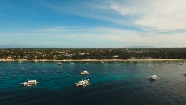 Légi kilátás gyönyörű Alona strand egy trópusi sziget Bohol. Fülöp-szigetek. — Stock videók