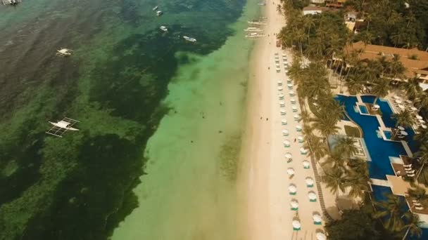 Vista aérea bela praia de Alona em uma ilha tropical Bohol. Filipinas. — Vídeo de Stock