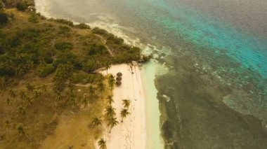Hava güzel bir plaj tropikal bir adada görüntüleyin. Türkiye, Pamilacan.
