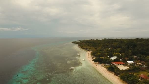 Вид с воздуха красивый пляж на тропическом острове. Philippines, Pamilacan . — стоковое видео