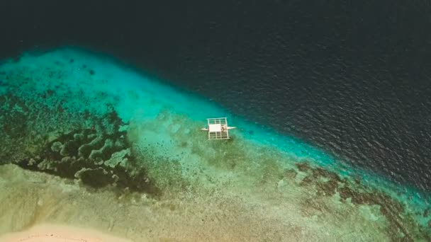 Anteny Zobacz pięknej plaży na tropikalnej wyspie. Filipiny, Pamilacan. — Wideo stockowe