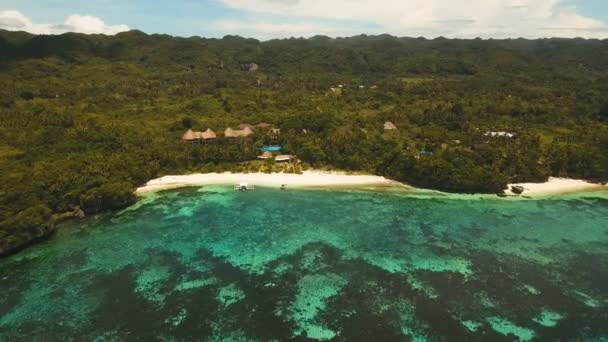Anteny Zobacz pięknej plaży na tropikalnej wyspie. Filipiny, obszar Anda. — Wideo stockowe