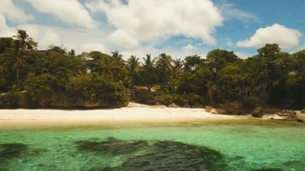 Antenne bekijken strand op een tropisch eiland. Filippijnen, Anda gebied. — Stockvideo