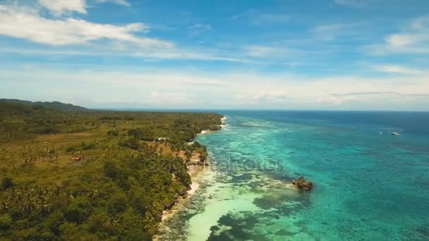 Zeegezicht met tropisch eiland strand, resort, hotels. Bohol, Anda gebied, Filippijnen. — Stockvideo