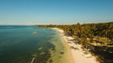 Hava güzel bir plaj tropikal bir adada görüntüleyin. Filipinler, Bohol.