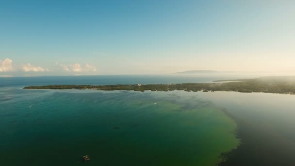 Seascape com ilha tropical, praia e ondas. Bohol, Filipinas . — Vídeo de Stock