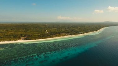 Hava güzel bir plaj tropikal bir adada görüntüleyin. Filipinler, Bohol.
