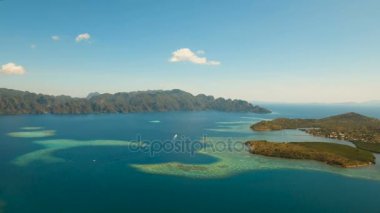 Hava manzaralı tropikal göl, deniz, sahil. Tropikal ada. Busuanga, Palawan, Filipinler.