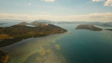 Hava manzaralı tropikal göl, deniz, sahil. Tropikal ada. Busuanga, Palawan, Filipinler.