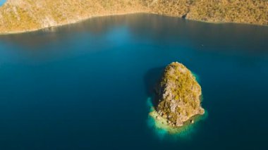 Hava manzaralı tropikal göl, deniz, sahil. Tropikal ada. Busuanga, Palawan, Filipinler.