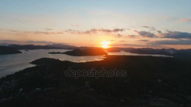 Deniz, hava görünümünü üzerinde güzel gün batımı. Busuanga Adası Filipinler.